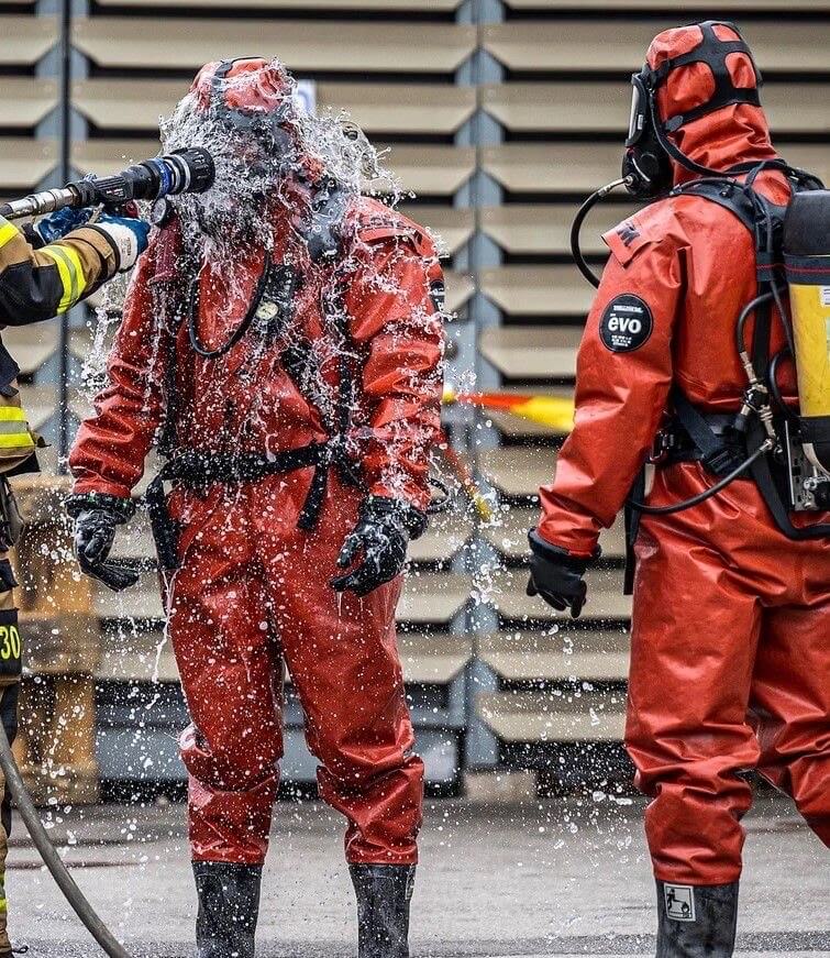 لباس ضد گاز مِیکَنگ برای محیطهای شیمیایی و تونل گنج